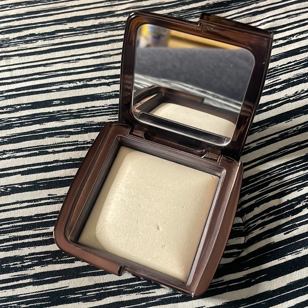 HOURGLASS “DIFFUSED LIGHT” AMBIENT LIGHTING POWDER